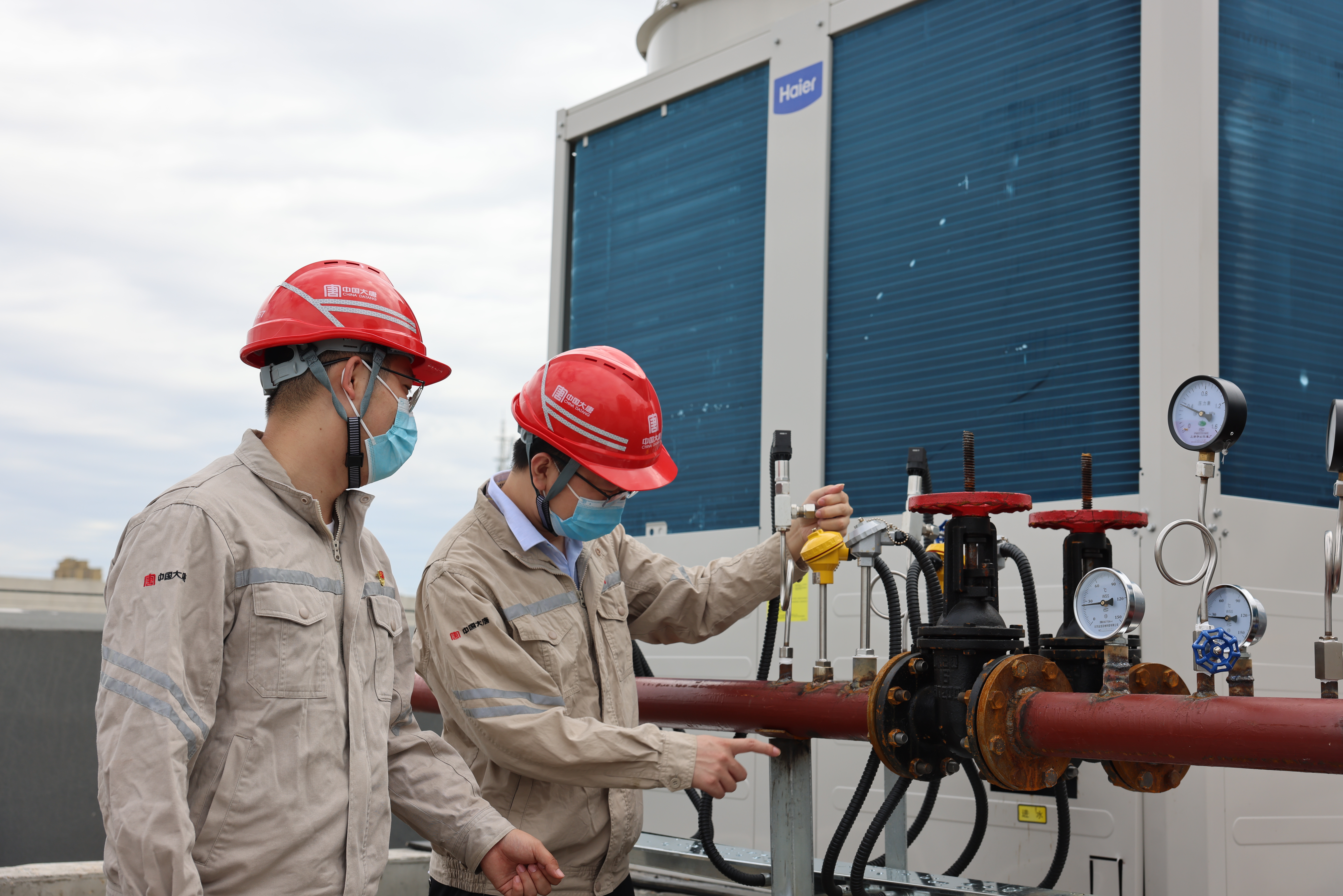 1662639846117085539.jpg 采集“源网荷储”一体化供能试验平台的空气源热泵出入口的实时数据.jpg