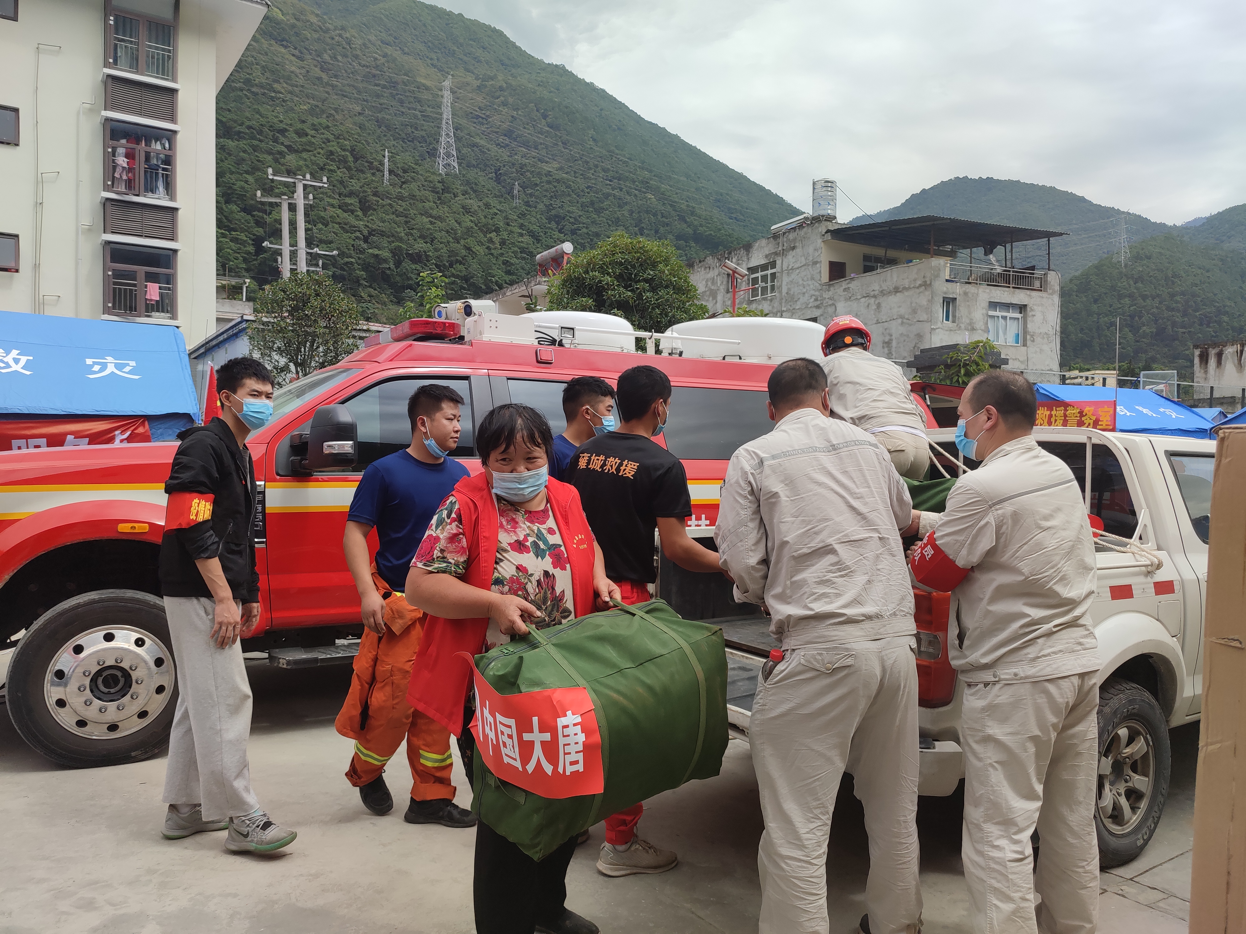 该公司救援物资到达政府指定驰援救灾地得妥乡.jpg