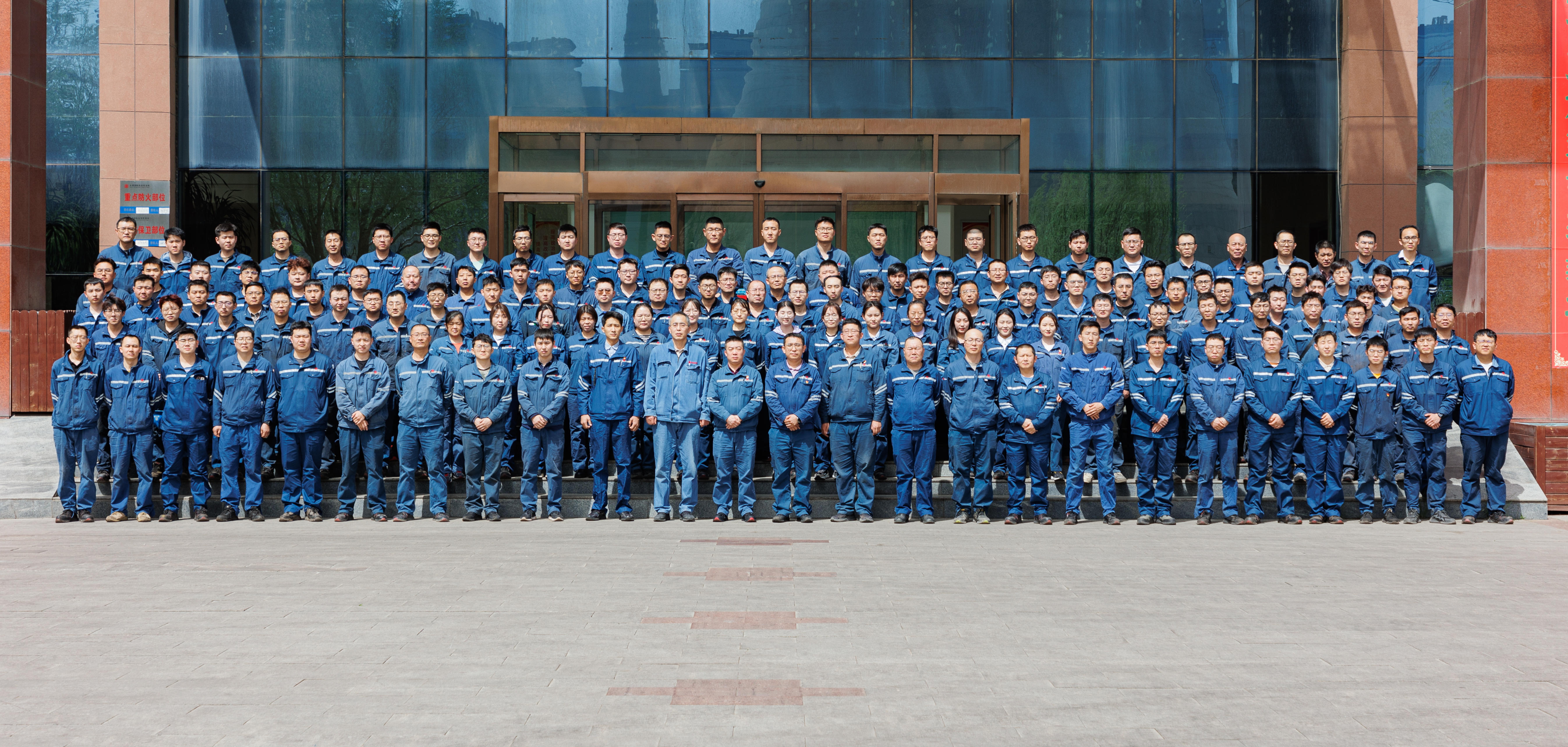 1715147253992087717.jpg 托电公司汽机车间合影.jpg