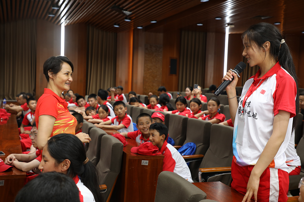 1723449160217021612.jpg 图4奥运冠军高敏给学生授课a.jpg